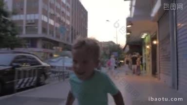 一个小男孩在希腊塞萨洛尼基繁忙的街道上奔跑